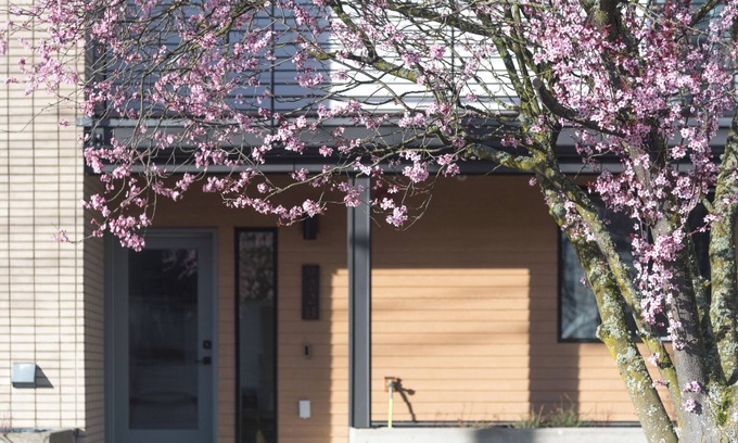 West Woodland House | Sunlit Zen Retreat - Ballard Townhome 2B2B w/AC