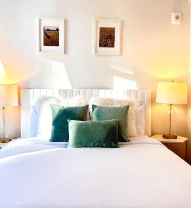 Downtown Apartment | Sunny 1B1B Apt with full kitchen, Walk to Convention Center