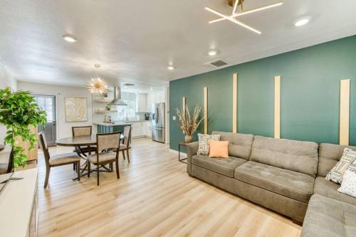 Raisin House | Sunny 3BR Fresno Haven w Pool