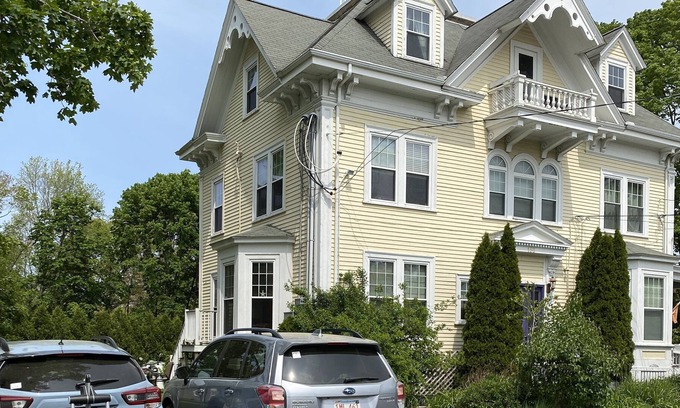 Scituate Condo | Sunny 3rd flr condo with balcony. 1.1 mi to Peggoty Beach. 0.8 mi to Front St