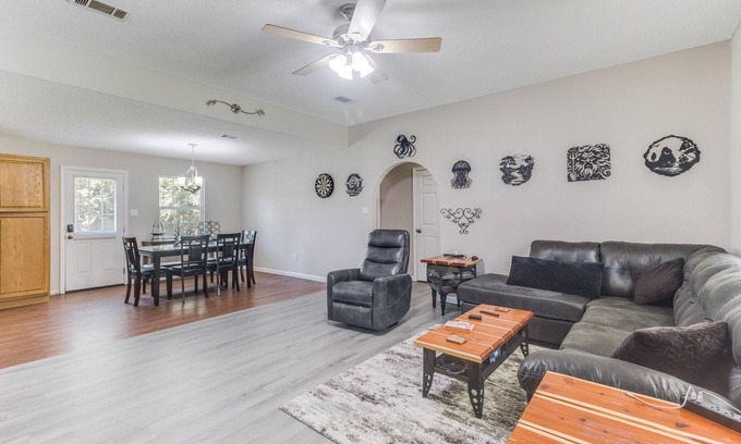 Ocean Springs House | Sunny 4-Bed Retreat Near Ocean Springs Beach