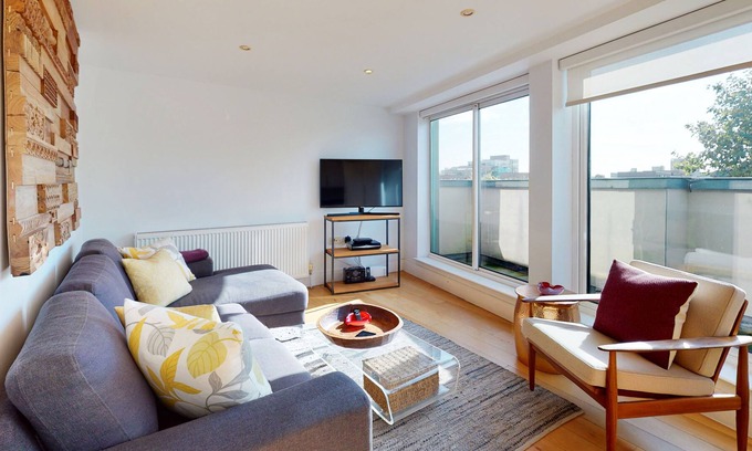 Haggerston House | Sunny and quiet 2 bed Penthouse flat in Haggerston