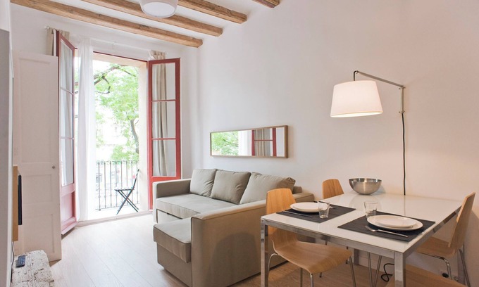 la Vila de Gracia Apartment | Sunny apartment on the square