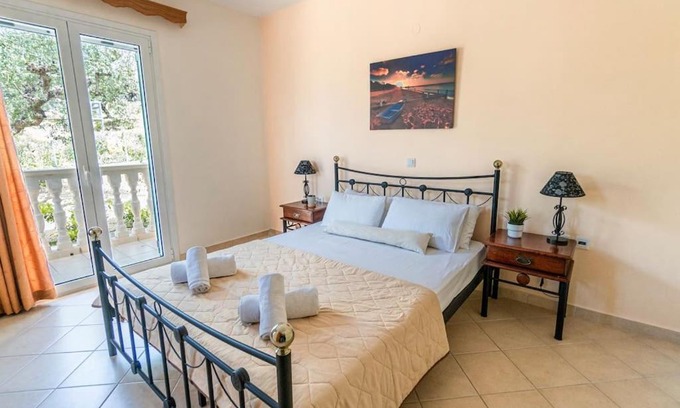 Amoudi Apartment | Sunny Aprt at Klelia Cottage