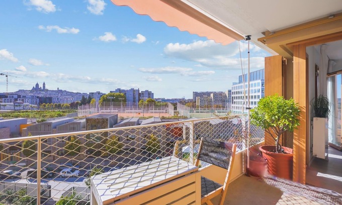 Porte de la Chapelle Apartment | Sunny apt with view of Paris and the Sacré-Cœur