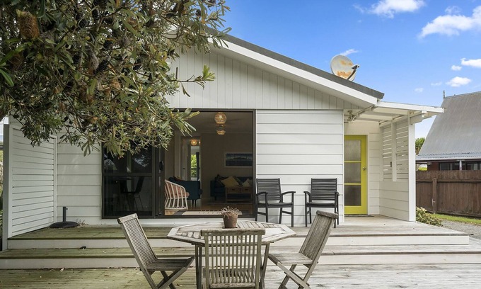 Paraparaumu Beach House | SUNNY BEACH BACH HIDEAWAY - PARAPARAUMU BEACH HOLIDAY HOME in Paraparaumu Beach