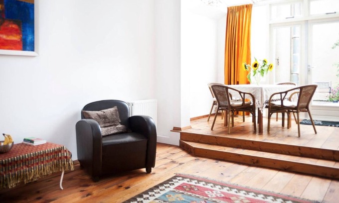 Grachtengordel-West Apartment | Sunny bright apartment on the canal & roof terrace