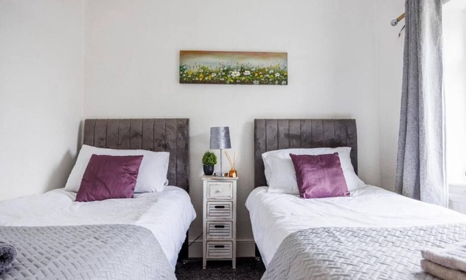 Southend-on-Sea Apartment | Sunny & Cozy 2BR Excellent Location w/WiFi & Netflix by Everhome Ltd