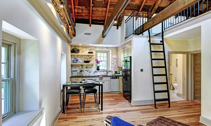 Ambler House | Sunny Executive Carriage House/Guest House located in Blue Bell, PA.