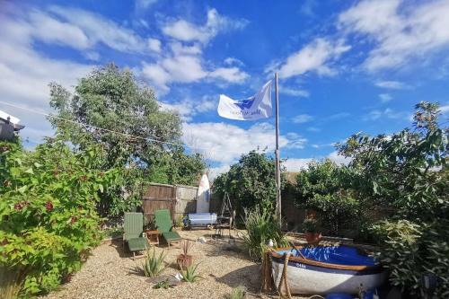 Whitstable House | Sunny Family Residence with parking. Jacuzzi bath perfect for relaxing and unwinding