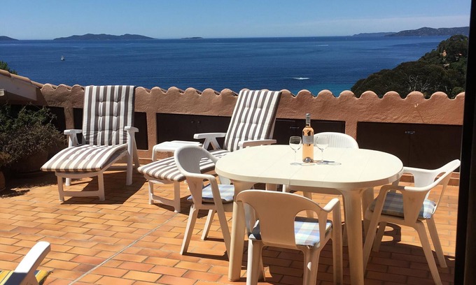 Le Rayol Apartment | Sunny fully equipped apartment with fantastic sea view.