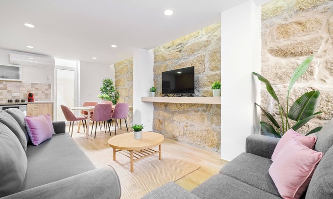 Vila Nova de Gaia House | Sunny House with 2 Master Suites & Backyard, WiFi, AC