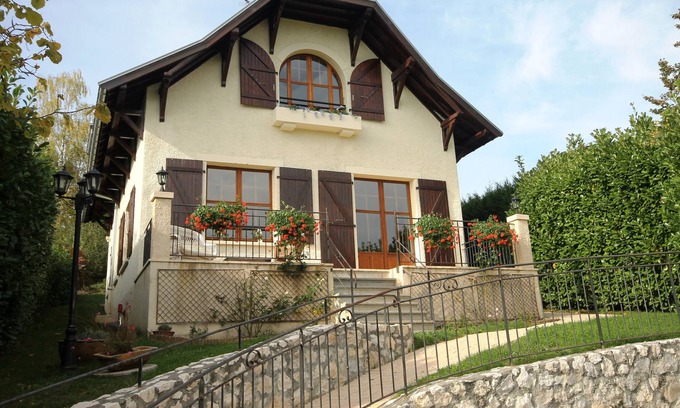 Pringy House | Sunny Maison Bourgeoise with tranquil garden, 15 mins from old Annecy & the lake
