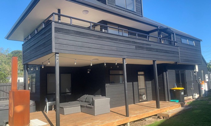 Whangamata House | Sunny Modern Beach House 5 min walk to Surf Club