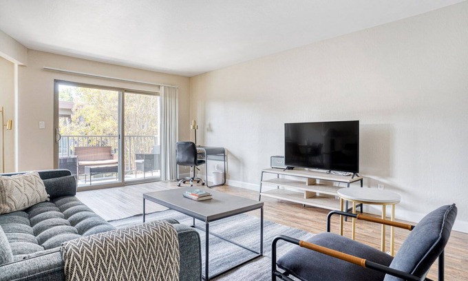 Mountain View Apartment | Sunny Mountain View 2BR w/Pool, Gym, BBQ, 5 min to Target, by Blueground