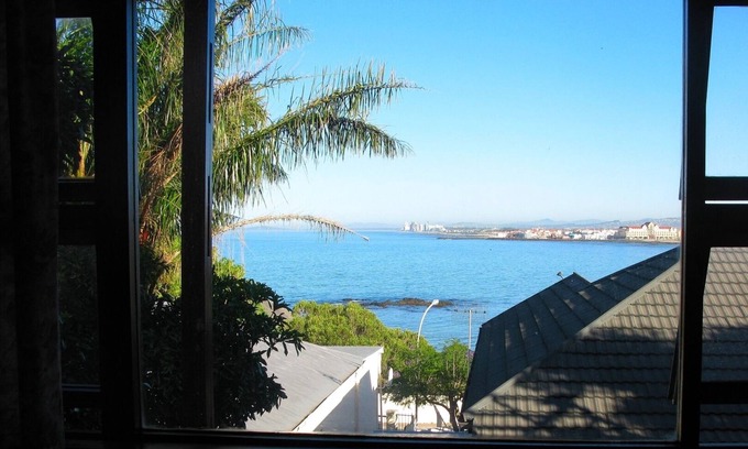 Gordons Bay Central House | Sunny, open-plan family home, above sunset beach, with sea and mountain views.