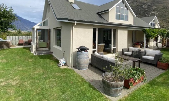 Frankton House | Sunny Riverside
