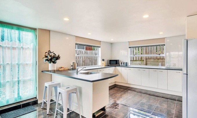 Pakuranga Heights Apartment | Sunny Side Getaway with Parking and Aircon