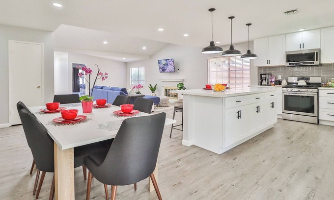 Santa Susana House | Sunny Simi Valley Long Term Stays Dedicated Workplace Jacuzzi Temporary Home