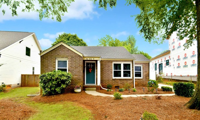 Biddleville House | Sunny Stay, Uptown Charlotte