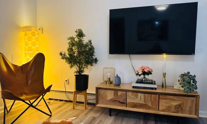 Newtonville Apartment | Sunny, Stylish Loft