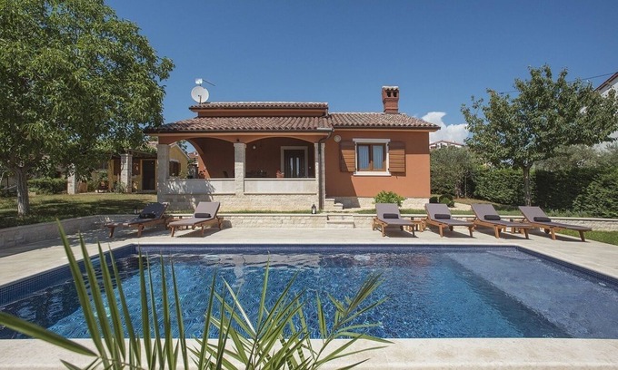 Barbariga House | Sunny villa 500 meters to beach with private pool