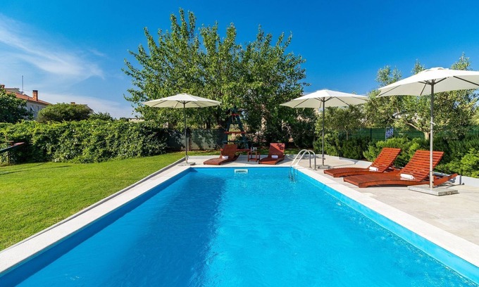 Valdebek House | Sunny villa with private pool and WiFi