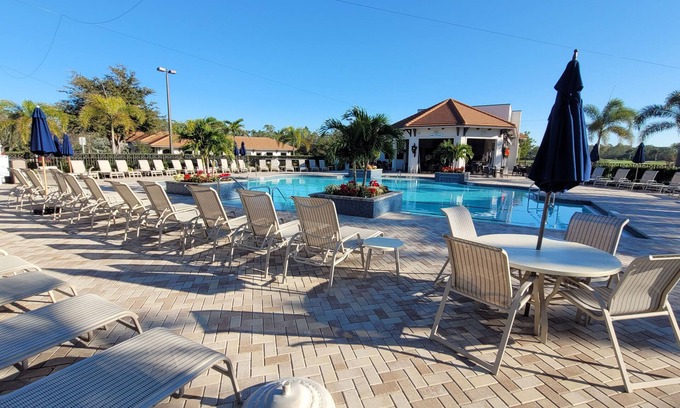 Naples Condo | Sunny Winter: Golf, Tennis/Pickleball and Dining