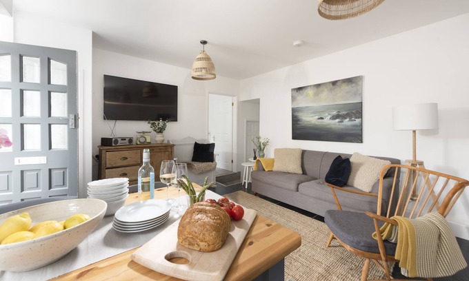 Mousehole Apartment | Sunrise - an apartment that sleeps 4 guests in 2 bedrooms