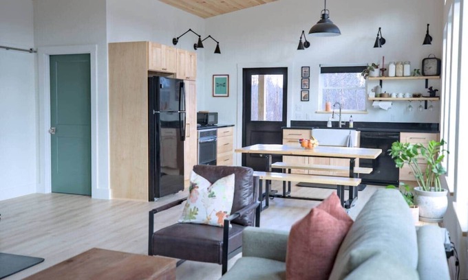 Brooks Cabin | Sunrise Cabin - Super Clean & Solar-powered