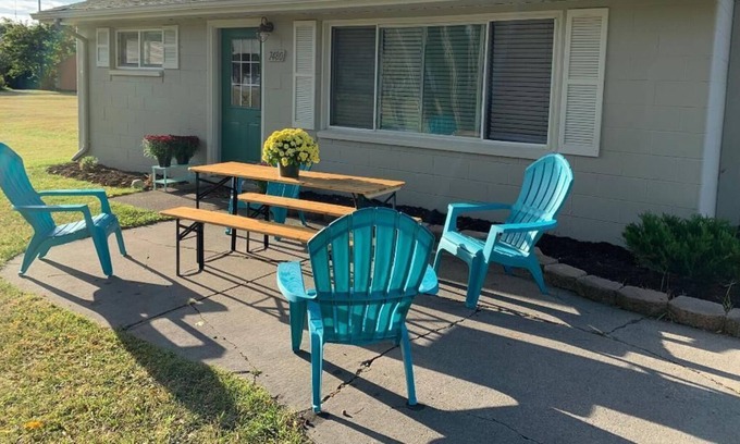 Lexington Cottage | SUNRISE COTTAGE-One block to Private Beach & Park!
