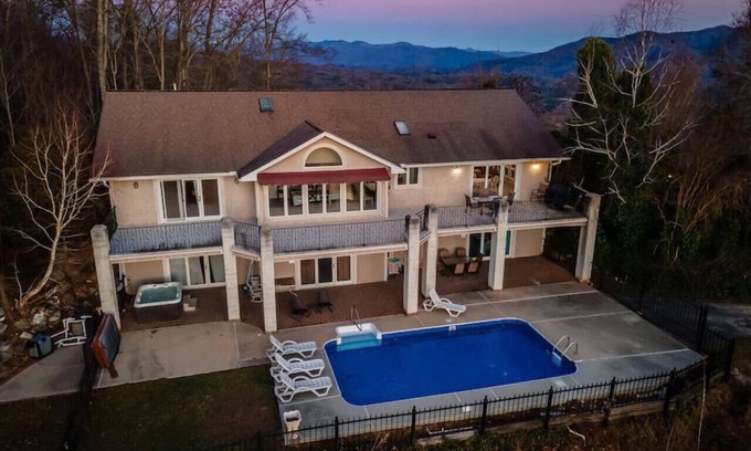 Bryson City House | Sunrise/Sunset Mnt View Pool home!