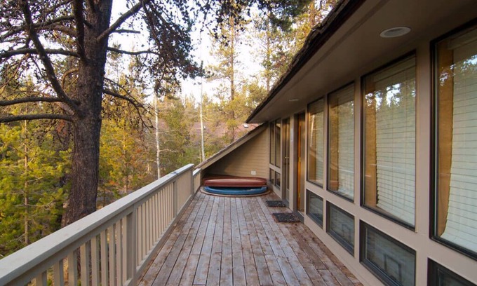 Overlook Park House | Sunriver Stay with A/C, Hot Tub & Family Layout