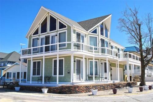 South Haven House | Sunset Kisses- Beachfront Luxury vacation rental