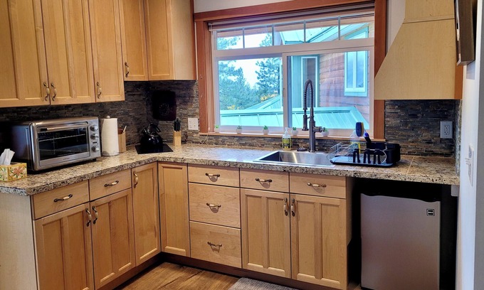Winthrop Apartment | Sunset Loft-Dog friendly Studio Apt for Extended Stays in the Methow Valley