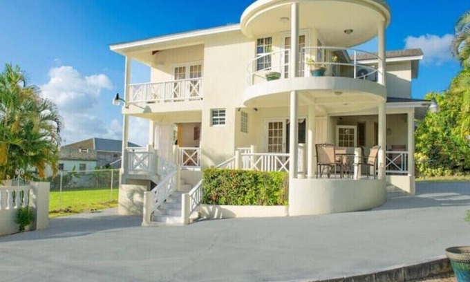 Mount Standfast House | Sunset Nook: Cozy one bedroom apartmentnn