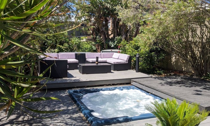 Anna Bay House | Sunset on Birubi, 2/40 Ocean Ave - pet friendly, air con, water views, WIFI and outdoor spa