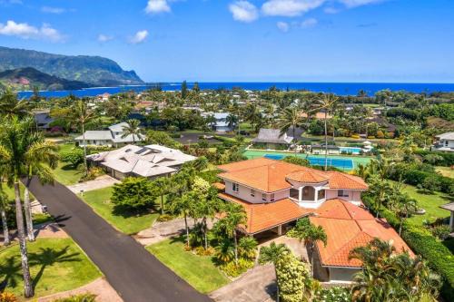 Princeville House | SUNSET PALMS Pool, Tennis, AC Minutes to Beach