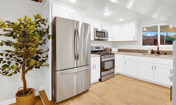 College East House | Sunset Paradise: Heated Pool/Hot Tub/Playground/Pizza Oven/BBQ/Firepit/NO TAX