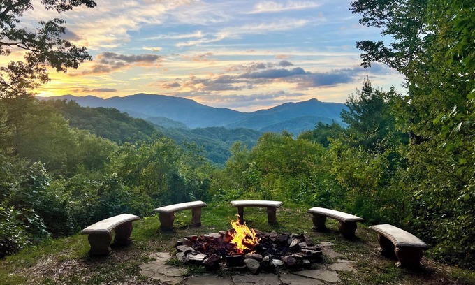 Bryson City Cabin | Sunset Point: mountain view hot tub + fire pit
