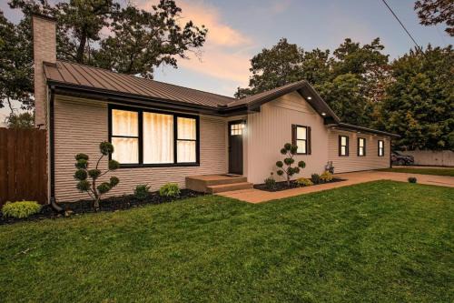 Wyatt House | Sunset Point - Spacious 4-bedroom house in Elkhart with WiFi, AC, Swim Spa