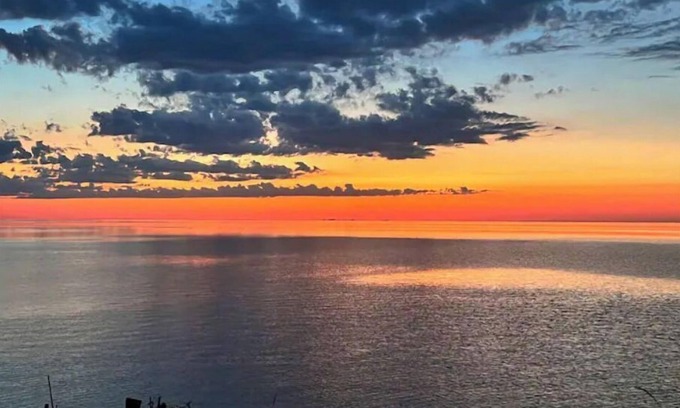 Niagara County House | Sunset Retreat on Beautiful Lake Ontario