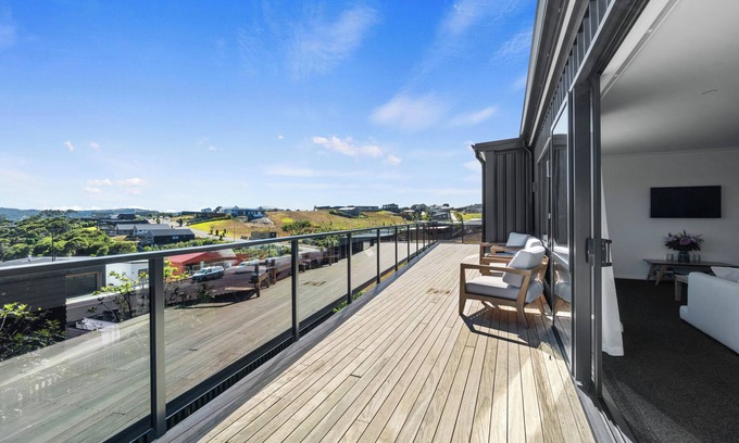 Raglan House | Sunset Stay - Raglan Holiday Home