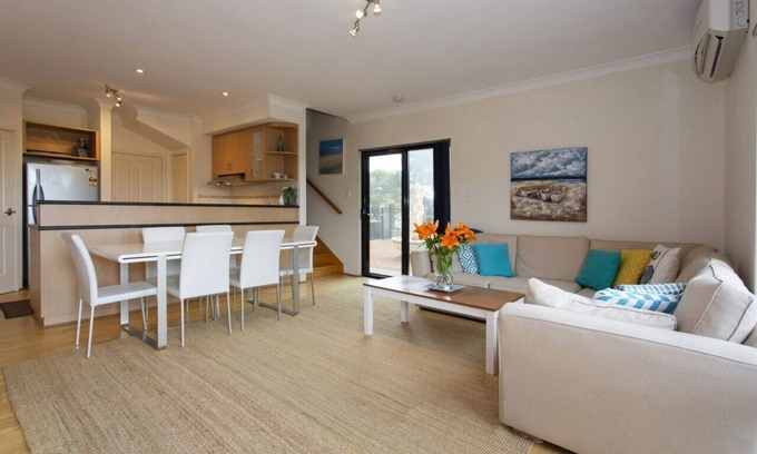 Hamilton Hill House | Sunset Views - 3 Bedroom Townhouse