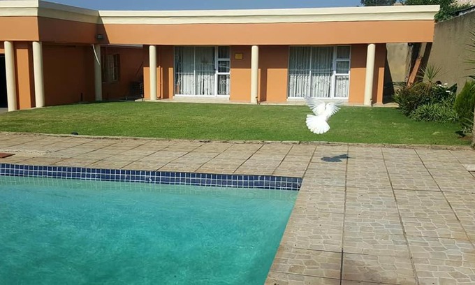 Greater Johannesburg Metropolitan Area Apartment | SunSet West Self Catering Maraisburg Roodepoort