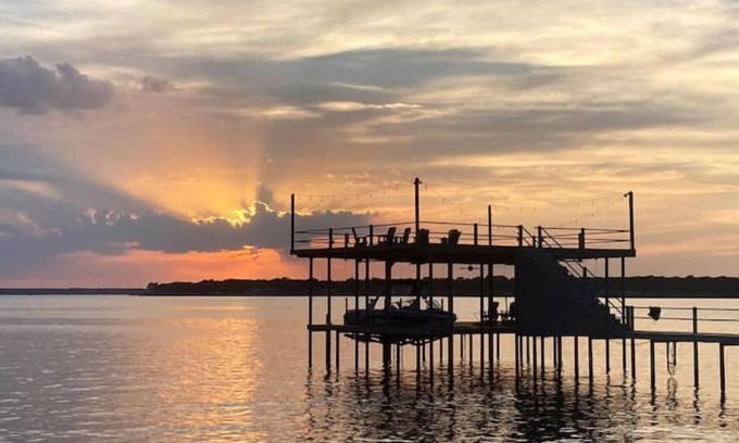 Leisure Land House | Sunsets on Cedar Creek Lake - Fantastic Lot with incredible lake access & views!