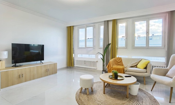 Amerique Apartment | Sunshine 2bdrs apt 65m2/Night view/FREE Parking