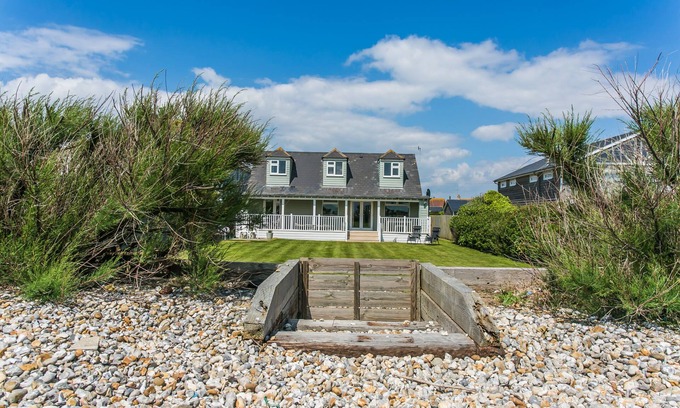 Wittering House | Sunshine Beachfront property in Bracklesham Bay