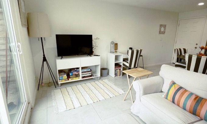 Van Nuys House | Sunshine on Sylvan!