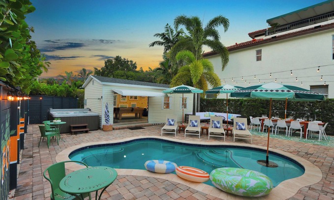 Victoria Park House | Sunshine Sippin' OasisnLuxury Design/Location/Heated Pool/Hot Tub/Putting Green